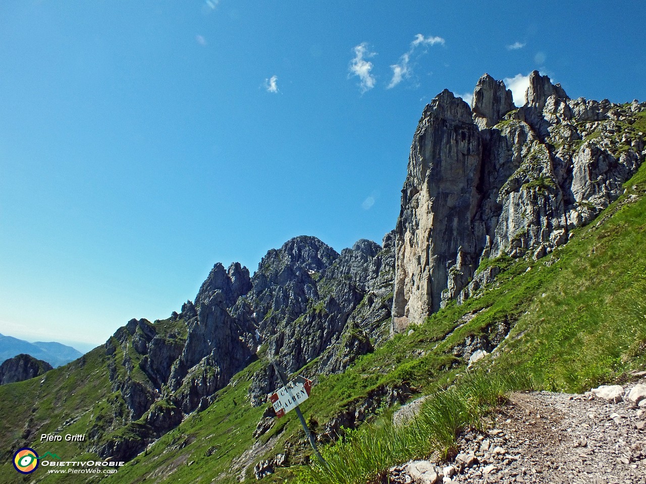 22 Deviando a sx si va alla Baita Nembrini  (1780 m).JPG